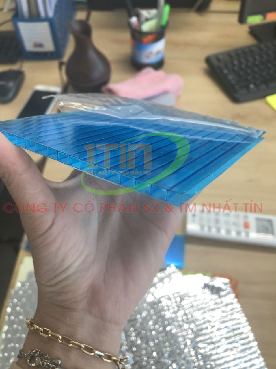 Tôn lấy sáng rỗng, màu